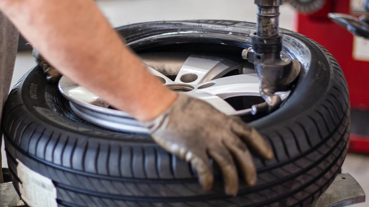 Kış lastiği zorunlu mu, cezası ne kadar? İşte kış lastiği fiyatları ve değiştirme ücreti